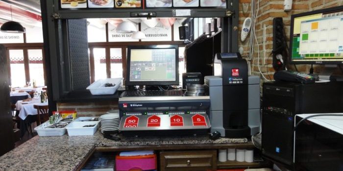 Instalacion cajon inteligente CashGuard en Restaurante La Paloma Blanca Telsystem distribuidor oficial Cashguard en La Blanca Paloma