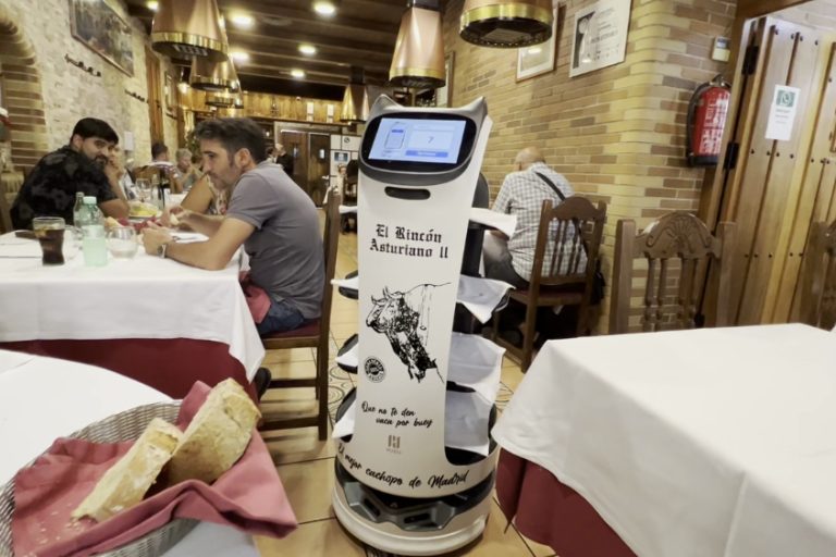 Mejora la experiencia de tus clientes con nuestros robots camareros para hostelería