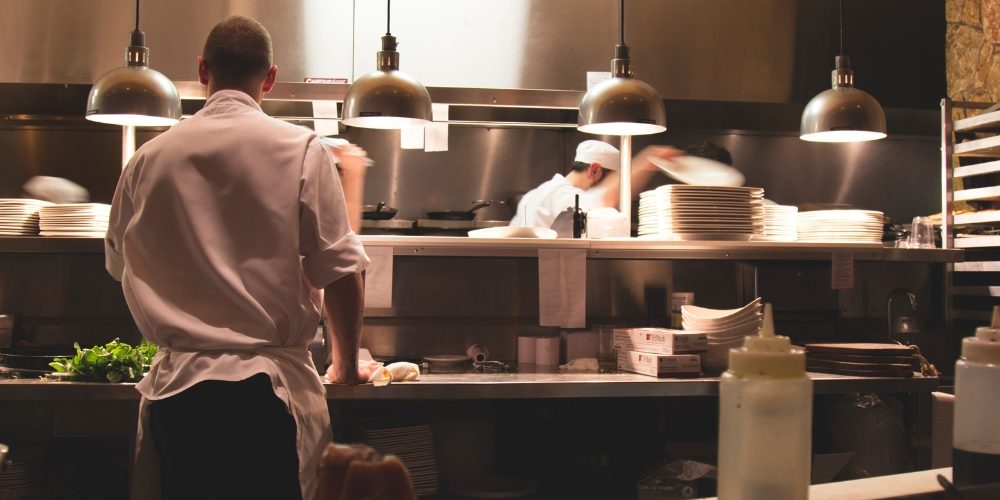 Digitaliza la cocina de tu restaurante con un monitor de cocina